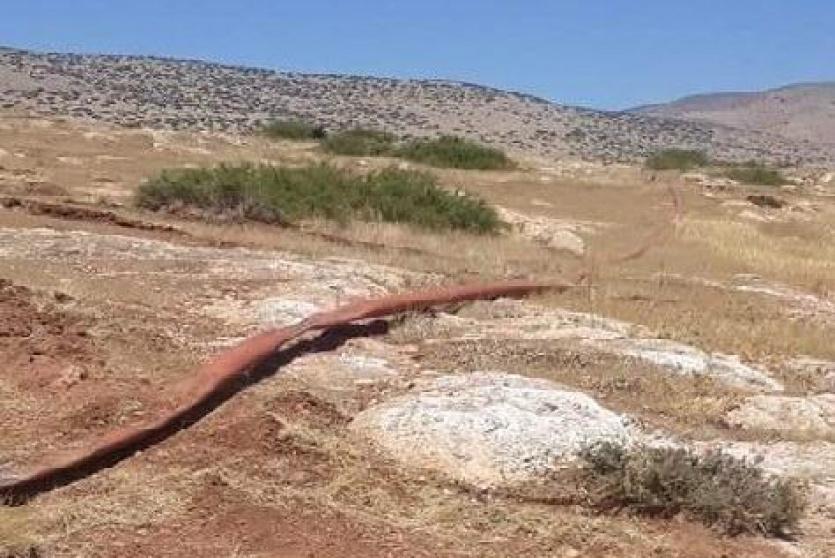 أحد خطوط المياه التي دمرها الاحتلال 