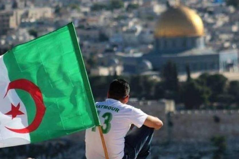 علم الجزائر  من امام الاقصى 
