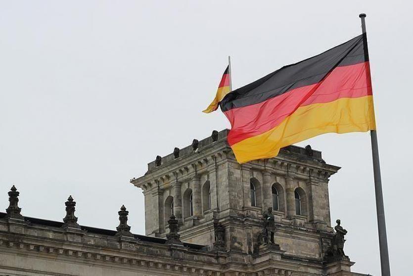 العلم الألماني أمام مقر البرلمان
