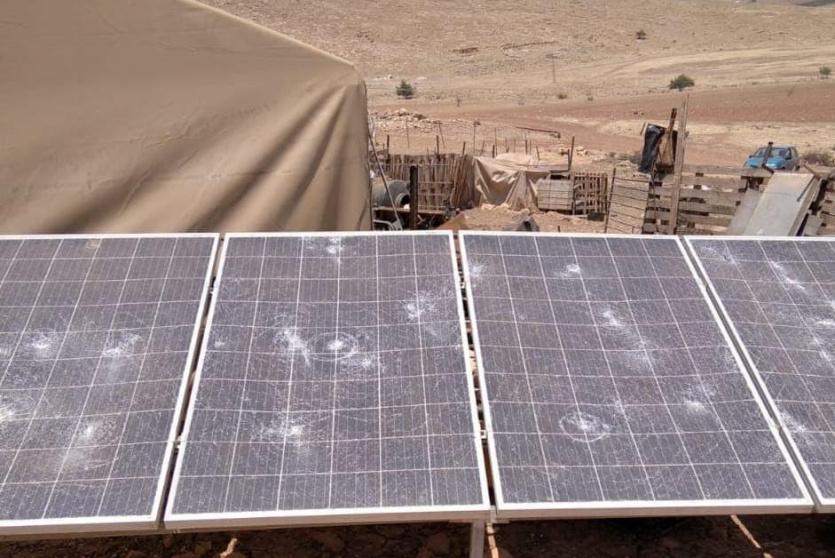 مستوطنون يحطمون ألواح طاقة شمسية 