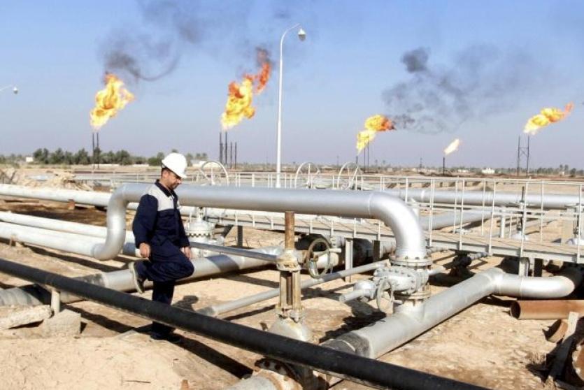 عامل في أحد حقول النفط العراقية