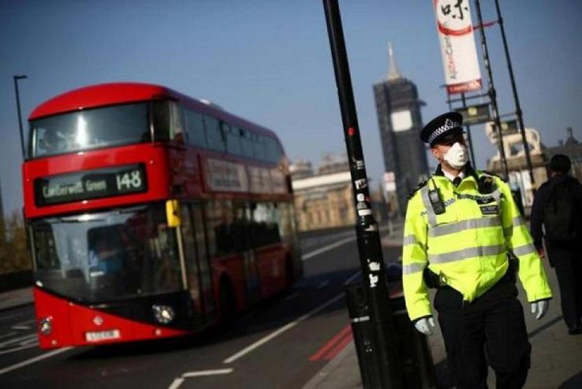 شرطة في لندن يرتدي كمامة 
