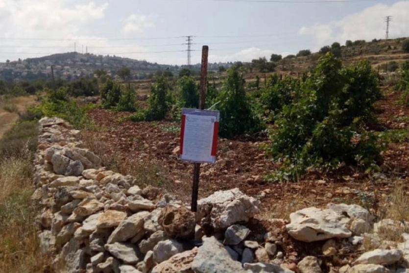  الاحتلال يخطر مواطنا بإخلاء أرضه في بلدة الخضر