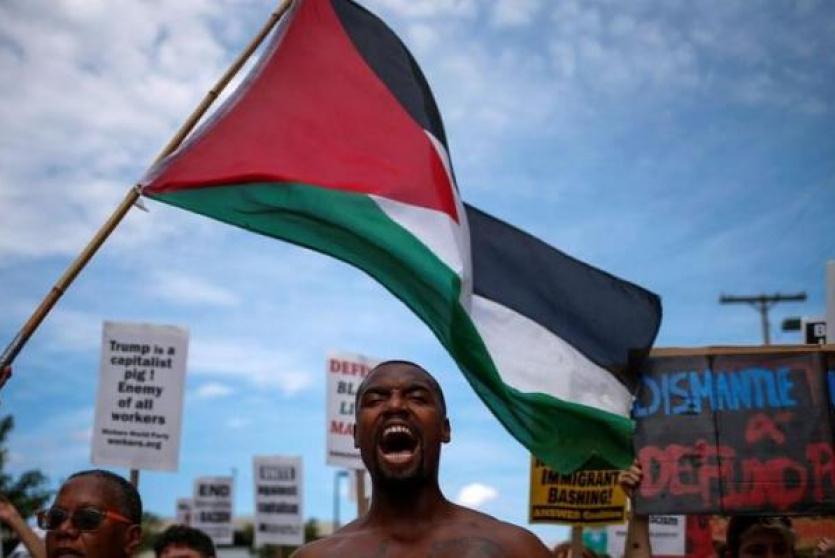 رفع علم فلسطين في تظاهرة لحملة 