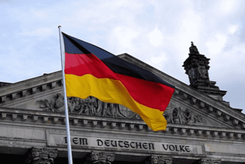 العلم الألماني أمام مبنى البرلمان