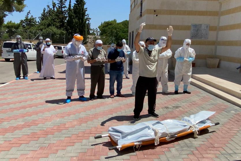 صلاة الجنازة على متوفى بكورونا في بيت لحم