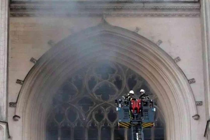 رجال الإطفاء أمام كاتدرائية نانت