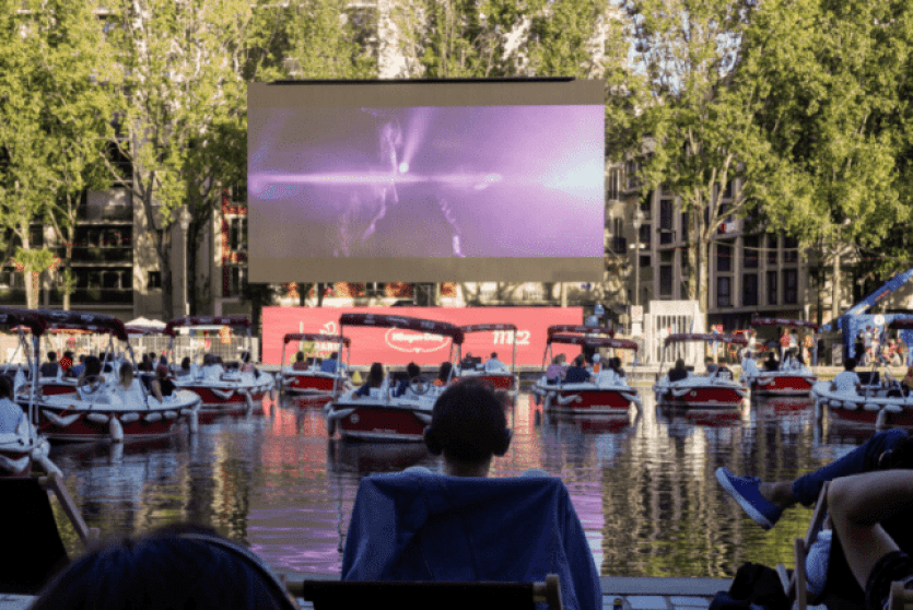 الفرنسيون يشاهدون السينما من قوارب في نهر السين