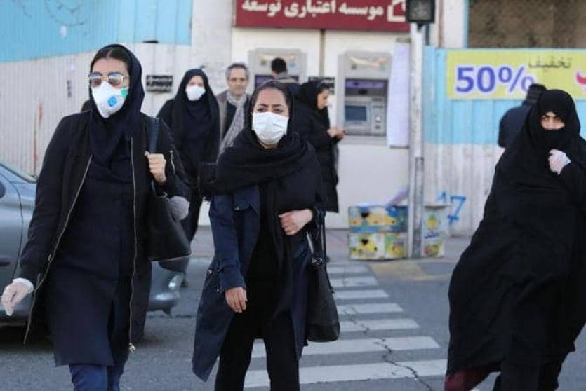 مواطنات ايرانيات يرتدين الكمامات