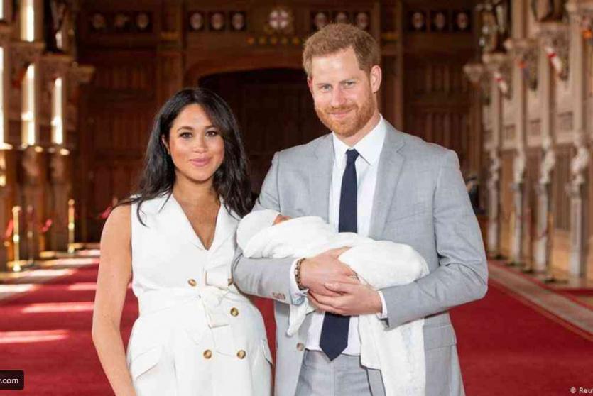 الأمير هاري وزوجته  وطفلة