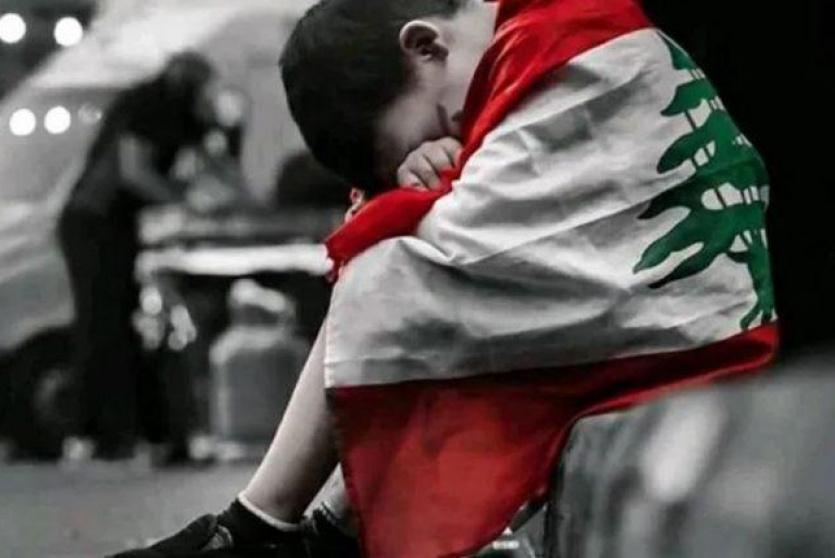 طفلة يضع علم لبنان 