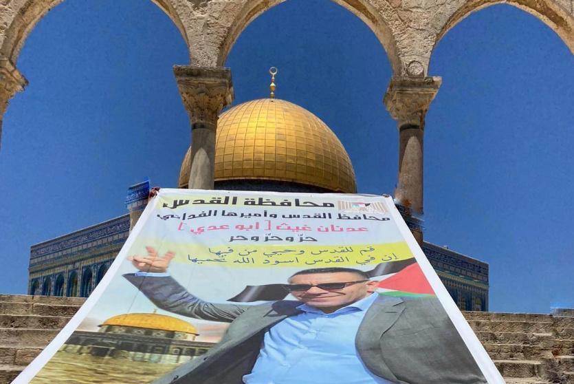 نشطاء يرفعون صورة محافظ القدس في الأقصى