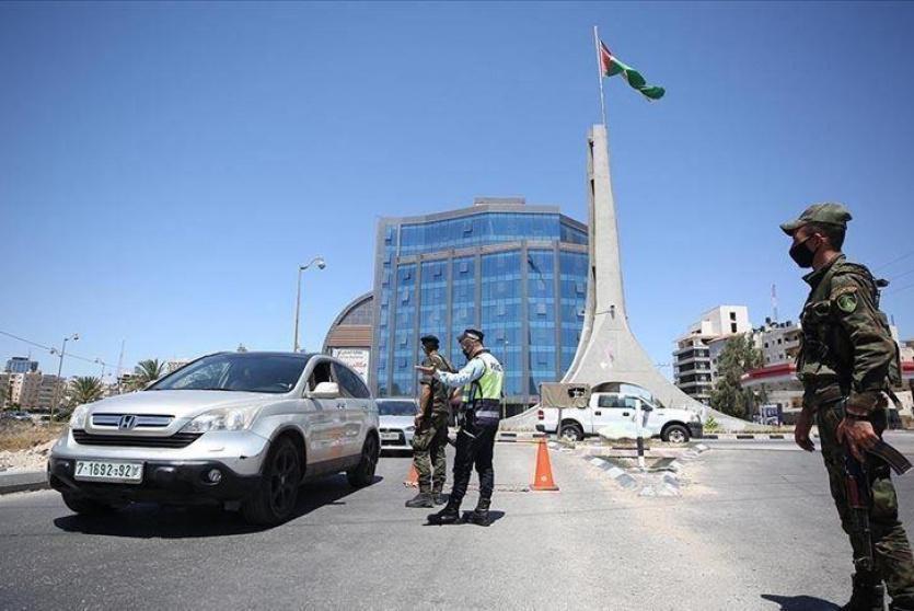 حاجز لقوى الأمن الفلسطينية على مدخل مدينة رام الله الشمالي