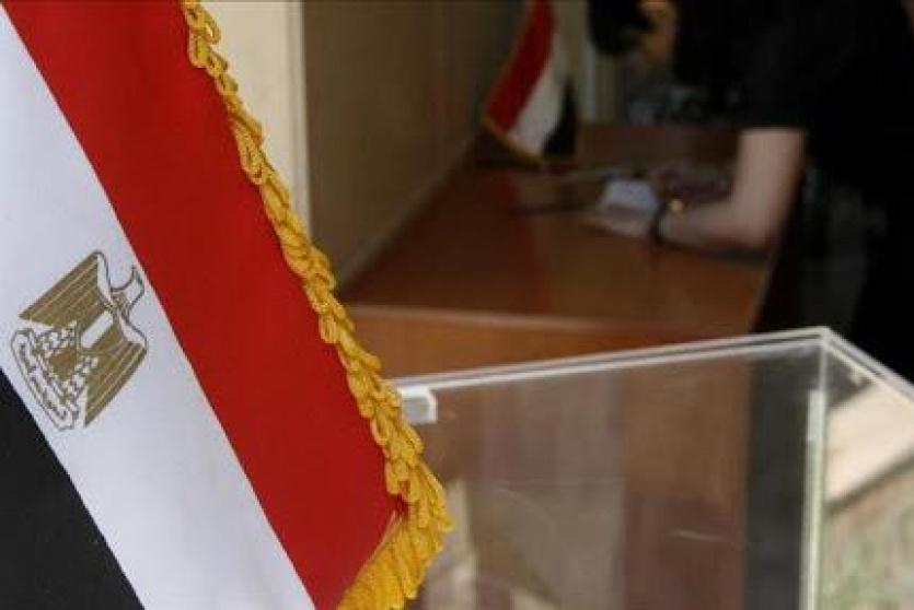 مصريون يدلون بأصواتهم 