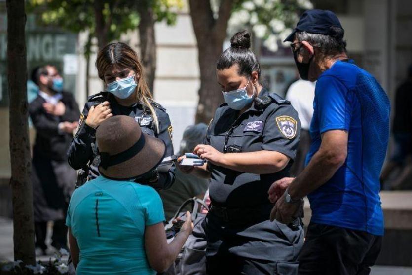 عناصر من الشرطة الاسرائيلية يرتدون كمامات 