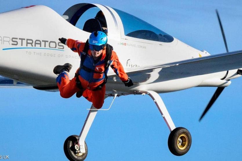 مظلي يقفز من طائرة 