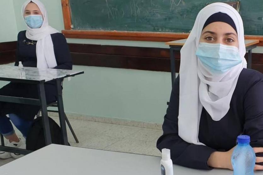 طلبة على مقاعد الدراسة في زمن كورونا 