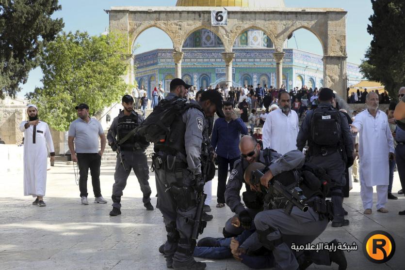 قوات الاحتلال تعتدي على مواطن في المسجد الأقصى - ارشيف