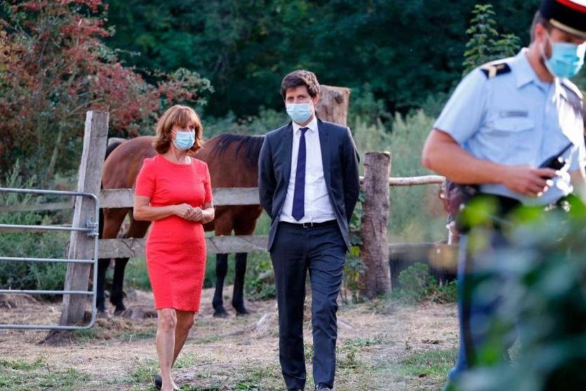 وزير الزراعة الفرنسي بزيارة لأحد المزارع التي هوجمت أحصنتها