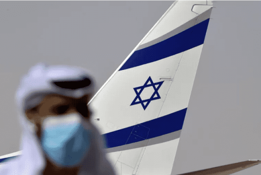مسؤول إماراتي يقف بالقرب من طائرة اسرائيلية