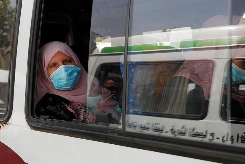 مواطنة تضع كمامة
