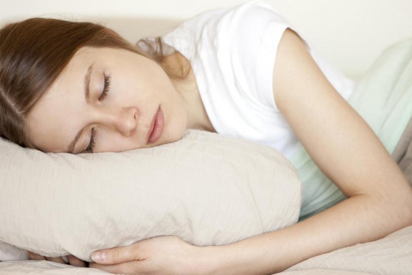 وضعية نومك تخفف الآلام
