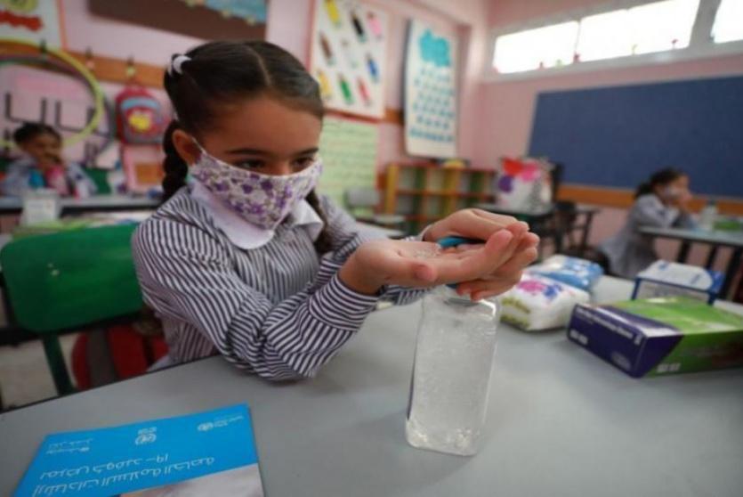 طفلة تضع معقم 