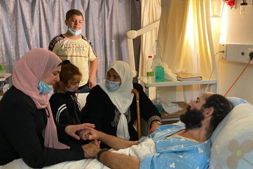 زيارة عائلة الاسير الاخرس له في المشفى