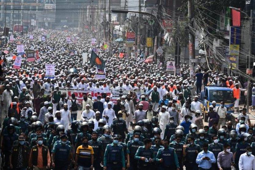 حشود  في بنغلادش ضد الاساء للرسول محمد