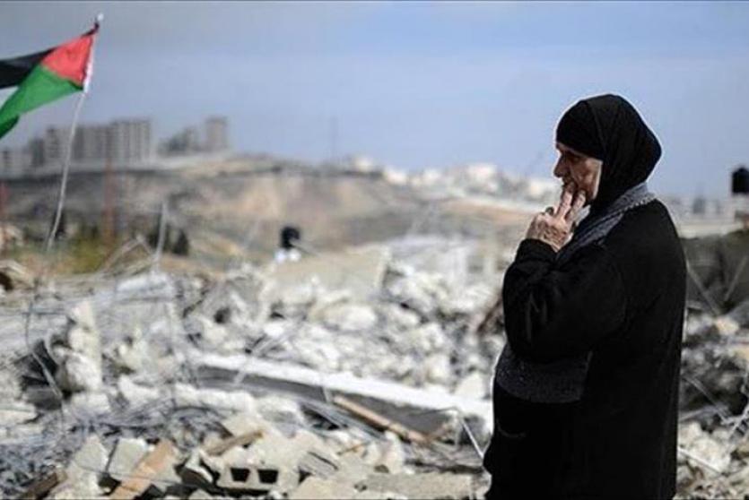 مقدسية تقف على ركام منزلها الذي هدمه الاحتلال 