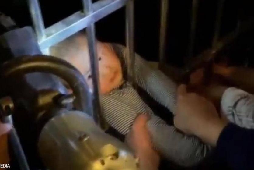 الطفل استقر فوق قفص حديدي