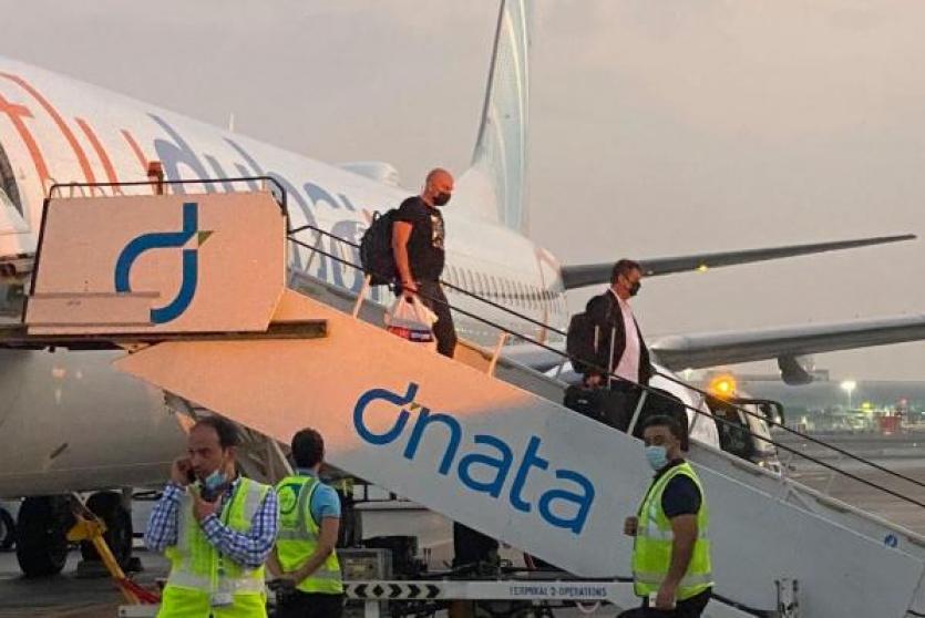 إسرائيليون يغادرون طائرة 