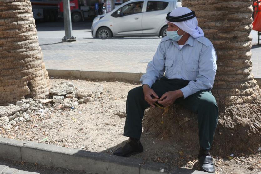 مسن يرتدي كمامة 