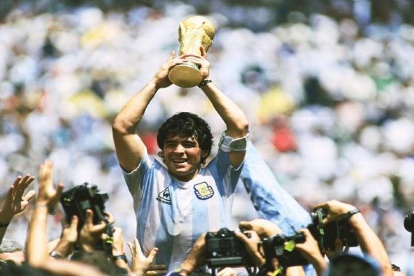 مارادونا يحمل كأس العالم مع الأرجنتين