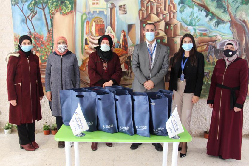بنك الإسكان يشارك بتكريم معلمات مدرسة بنات فيصل الحسيني الأساسية 