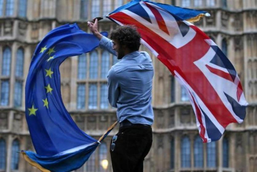 رجل يلوح بعلمي بريطانيا والاتحاد الأوروبي خلال احتجاجات مناهضة للخروج من التكتل عام 2016