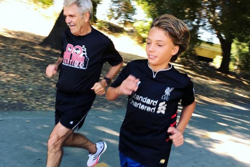 فتى ومسن يمارسان الرياضة 