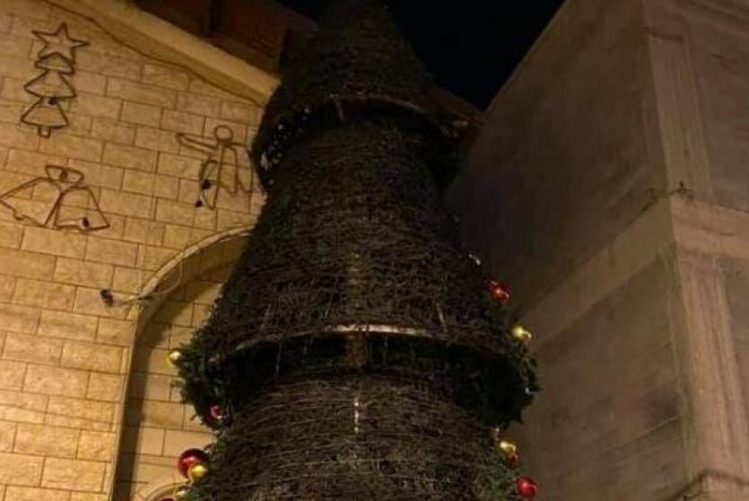 شجرة الميلاد بكنيسة مار يوسف بعد حرقها 