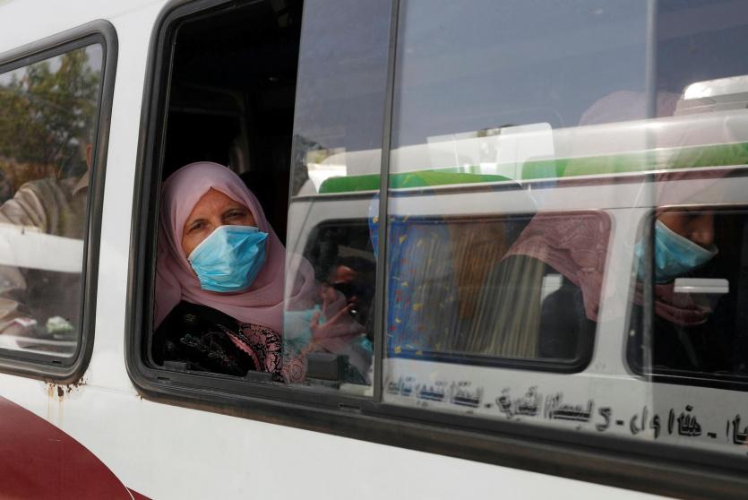 مواطنة تضع كمامة 