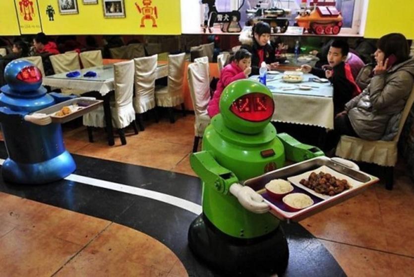 روبوت يعمل في مطعم -أرشيف-
