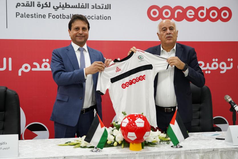 خلال توقيع اتفاقية رعاية كرة القدم الفلسطينية