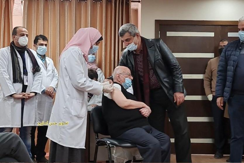 وزير الصحة الأول د. رياض الزعنون يتلقى اللقاح