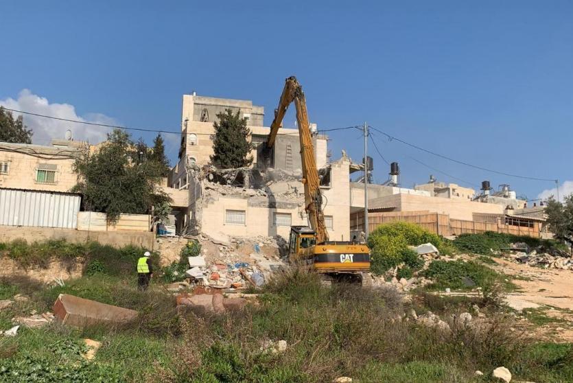 جرافات الاحتلال الإسرائيلي أثناء هدم المنزل في العيسوية 