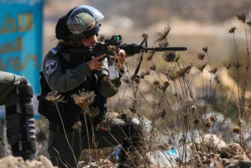 جندي إسرائيلي يطلق الرصاص الحي على الفلسطينيين - أرشيف