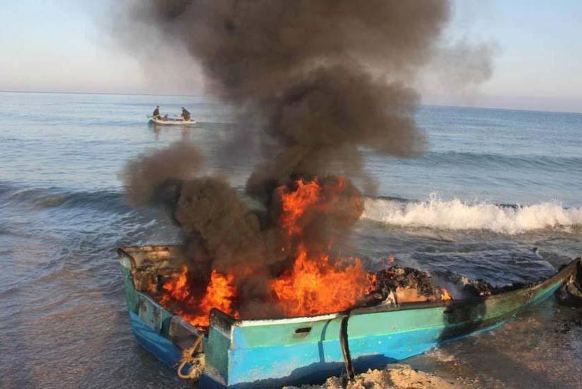 احتراق مركب في بحر غزة -أرشيف-