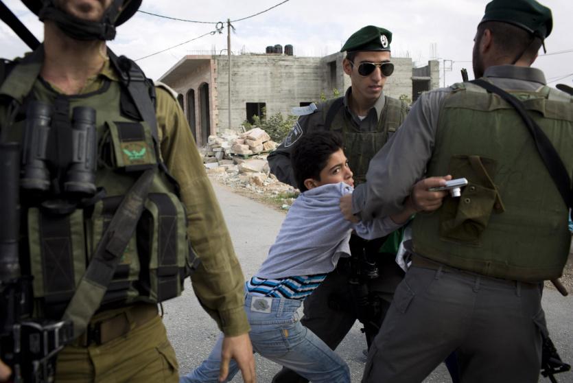 قوات الاحتلال تعتقل طفل - ارشيف