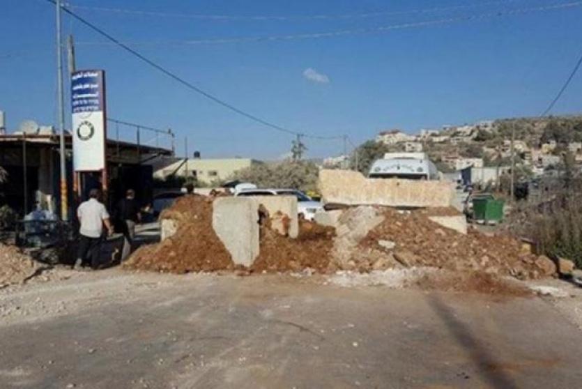 قوات الاحتلال الإسرائيلي تغلق مدخل بلدة فلسطينية بالسواتر الترابية