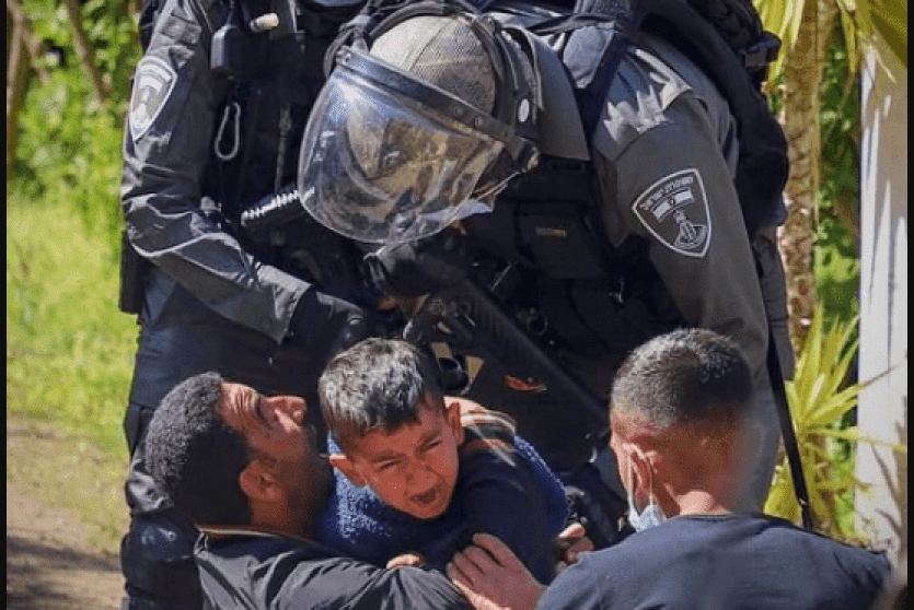 جانب من اعتداء قوات الاحتلال على المواطنين
