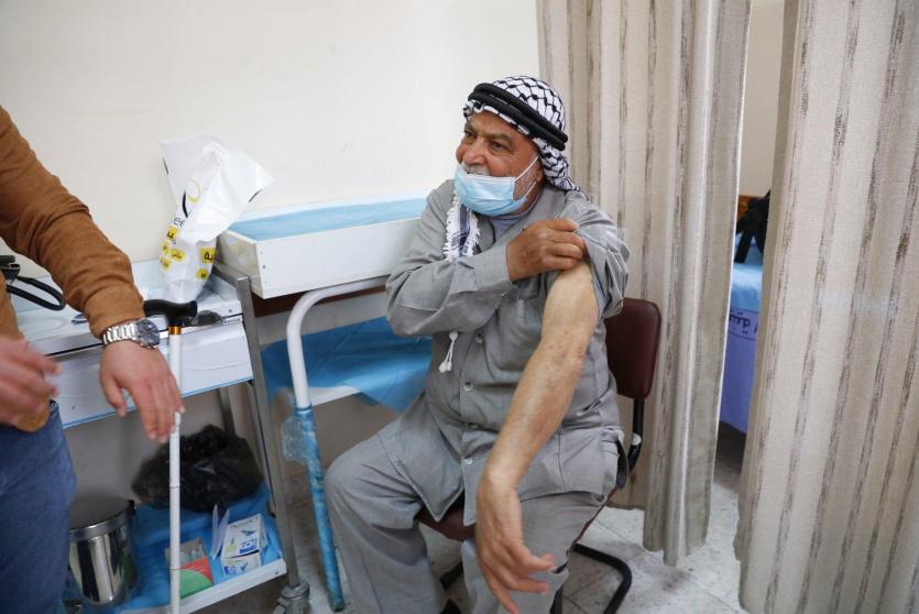 مسن يتلقى لقاح كورونا 