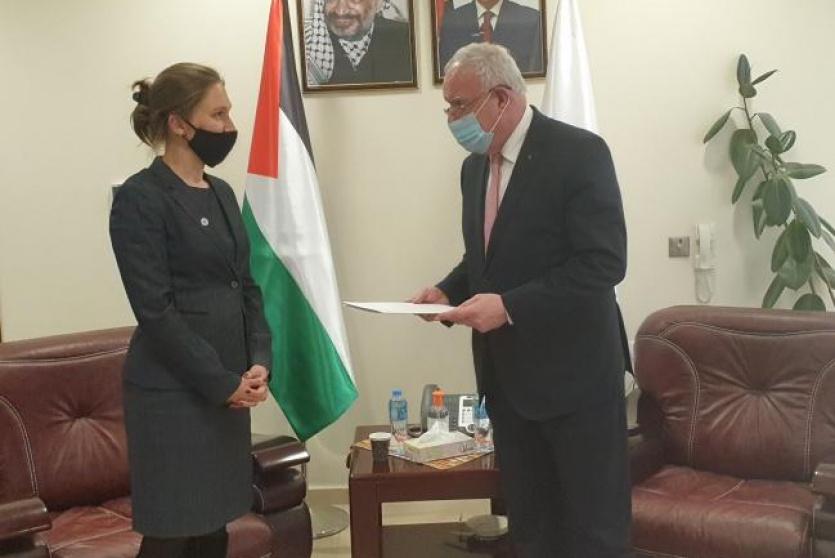 المالكي يتسلم نسخة من أوراق تعيين ممثلة الصليب الأحمر لدى فلسطين